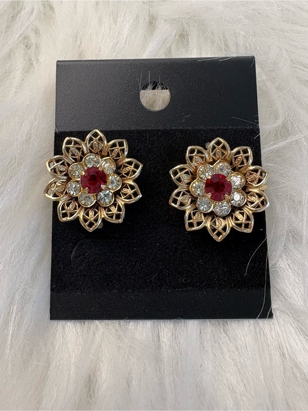 (215)Vintage Gold Tone Floral Screwback Earrings with Red Center Crystal